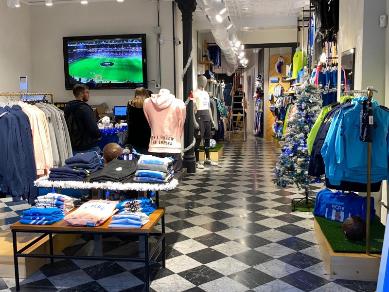 Vine a la RCDE Store La Rambla i aparca gratis!