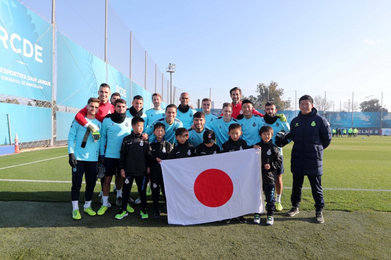 Visita de la RCDE Academy Saitama