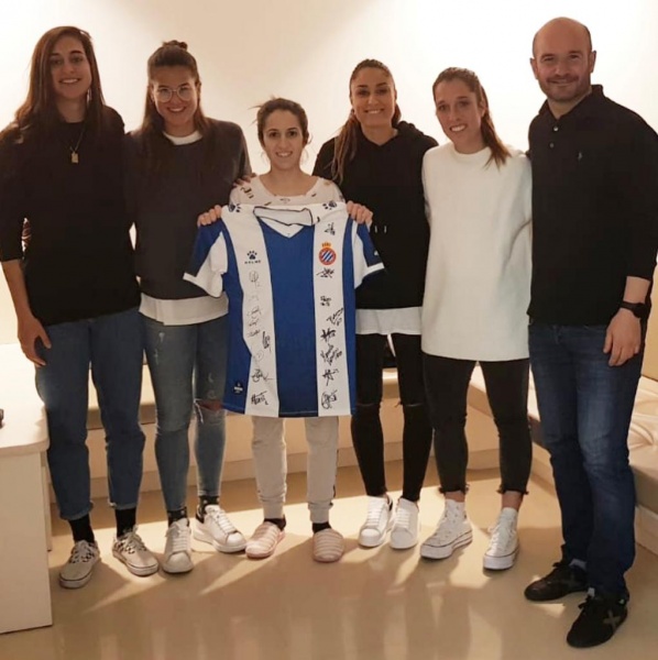 Andrea López, jugadora del Montcada operada de l'esquena, rep els ànims del primer equip femení