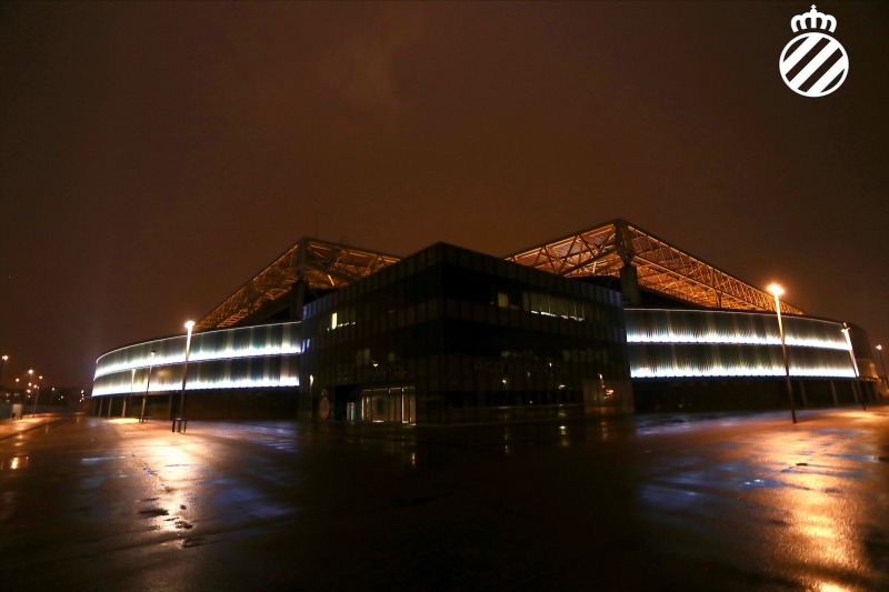 L’RCDE Stadium, il·luminat de blanc