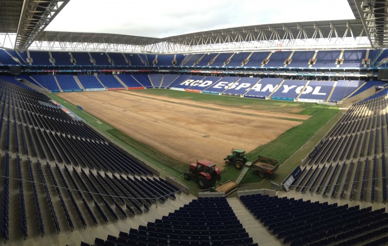 Canvi de gespa al RCDE Stadium