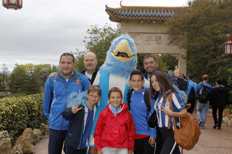 PortAventura Park es tenyeix de blanc-i-blau