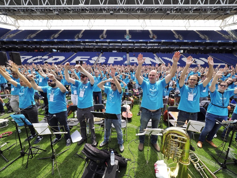 Més de 9.500 persones assisteixen al concert de celebració dels 25 anys de l'ACEM al RCDE Stadium