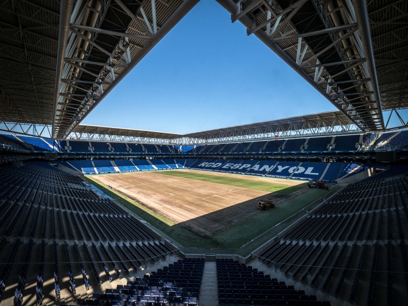 Comença el canvi de gespa a l’RCDE Stadium