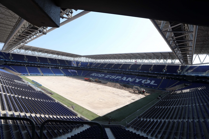 Les obres de la superfície de joc l’RCDE Stadium arriben a l’equador