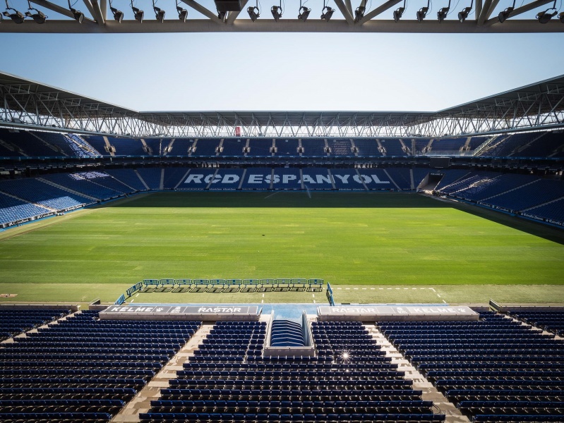 El RCDE Stadium ja llueix la nova gespa híbrida