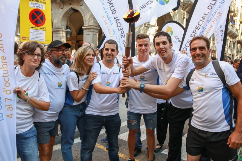 Javi Puado, portador de la torxa olímpica