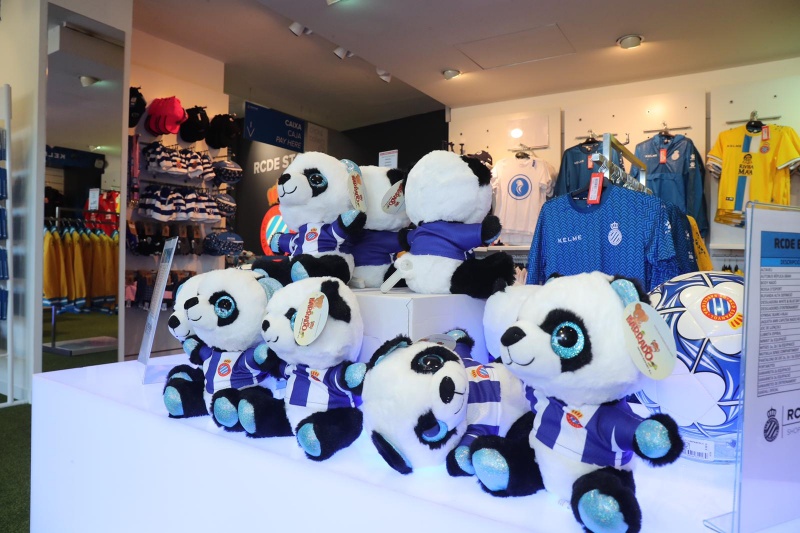 Les bufandes, el peluix del panda i la primera equipació, productes estrella a les RCDE Stores durant la campanya de Nadal