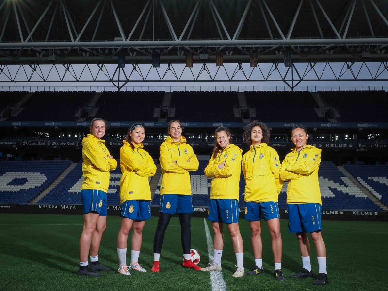 Fes-te una foto amb les jugadores del primer equip!