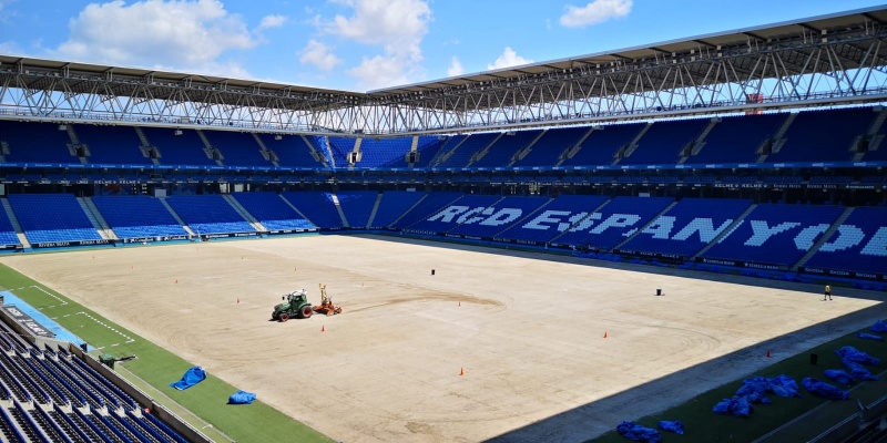 El RCDE Stadium inicia la segona fase del canvi de gespa